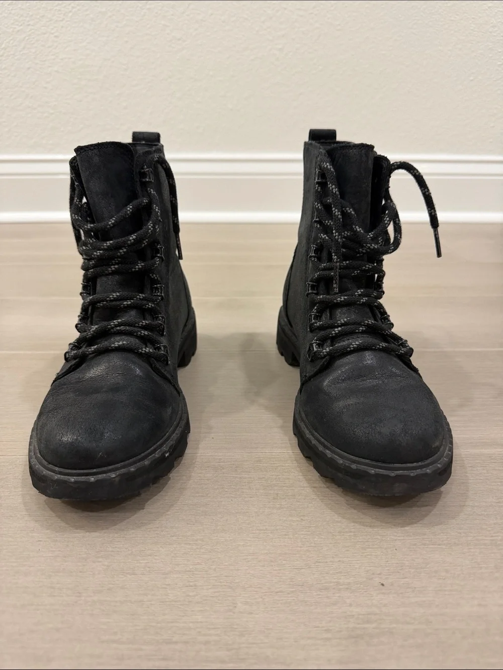 Sorel Women’s Lennox Lace Black Boots - like new! Size 7.5